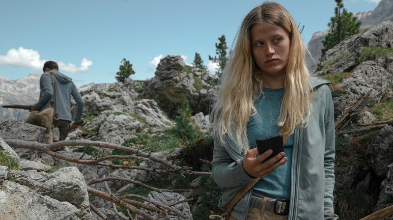 Jessica (Camille Dombrowsky) nimmt heimlich Kontakt zur Außenwelt auf. – Bild: WDR/​X-Filme Creative Pool/​Luis Zeno Kuhn