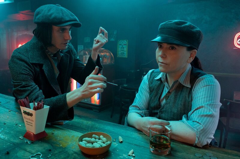 L-R: Alfie (Gideon Glick), Susie Myerson (Alex Borstein) – Bild: Prime Video