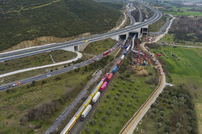 Dieses Bild zeigt die Folgen des Zugunglücks von Tempi, einer katastrophalen Bahnkatastrophe, die sich in Nordgriechenland ereignete. – Bild: Ververidis | Dreamstime.com