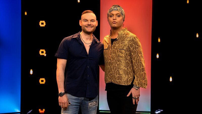 Dino (l.), Julian F.M. Stoeckel. S06E05: Der Schweizer Dino, ein 28-jähriger Frauenversteher und Nachhilfelehrer, sucht bei Naked Attraction nach der großen Liebe. Mit seinem durchtrainierten Körper hofft er, eine der Teilnehmerinnen für sich zu begeistern. – Bild: All3Media International, Tower P /​ RTLZWEI