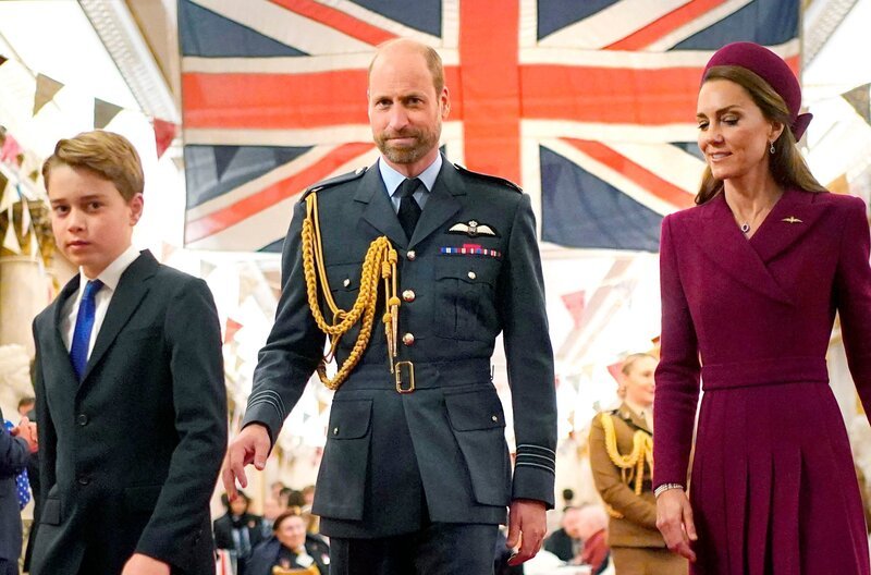 Prinz William in Begleitung von Prinzessin Catherine und Prinz George bei Feierlichkeiten zum VE-Day (Victory in Europe), Mai 2025. – Bild: SWR/​IMAGO Images