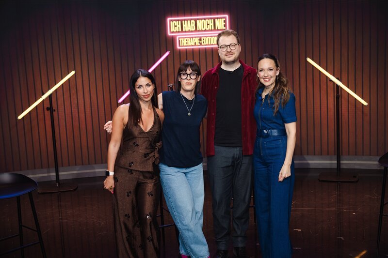 Gastgeberin Carolin Kebekus (r.) mit ihren Gästen: v.l.n.r. Negah Amiri, Eva Karl Faltermeier und Maxi Gstettenbauer. – Bild: WDR/​Ben Knabe