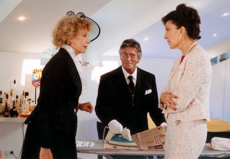 Helen Kilian (Ilse Neubauer, links) borgt sich von ihrer Freundin Anastasia (Isolde Barth) den Edel-Butler William (Pierre Brice). – Bild: BR/​ARD/​Degeto /​ DEGETO FILM