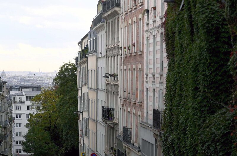 Anfang des 20. Jahrhunderts stellte der Maler Maurice Utrillo die Fassaden und Gassen Montmartres in den Mittelpunkt seiner Bilder. Sein Stil kontrastierte bleigraue Himmel der Einsamkeit mit dem heiter-ausgelassenen Ambiente des Viertels. – Bild: Elephant Doc