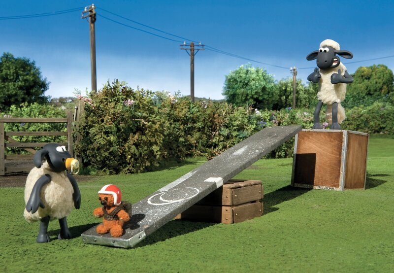 Der Lieblingsteddy von Timmy, dem Lämmchen hat heute einiges auszuhalten. Wie ihm wohl der Schleudertest bekommt, den Shaun mit ihm vornimmt? – Bild: WDR/​Aardman Animations Ltd.