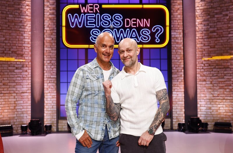 Die Kandidaten dieser Sendung: Der Schauspieler und Komiker Christoph Maria Herbst (l.) und der Schauspieler und Drehbuchautor Jürgen Vogel (r.). – Bild: ARD/​NDR/​UFA SHOW & FACTUAL/​Morris Mac Matzen