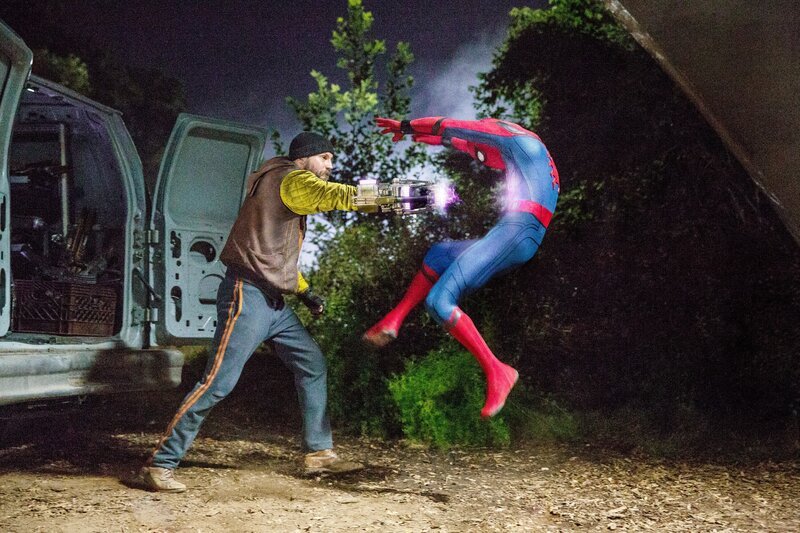 Mit Superwaffen gegen einen Superhelden, l-r: Logan Marshall-Green als Jackson Brice und Tom Holland als Spider-Man. – Bild: TVNOW /​ Columbia Pictures Industries, Inc. and LSC Film Corporation