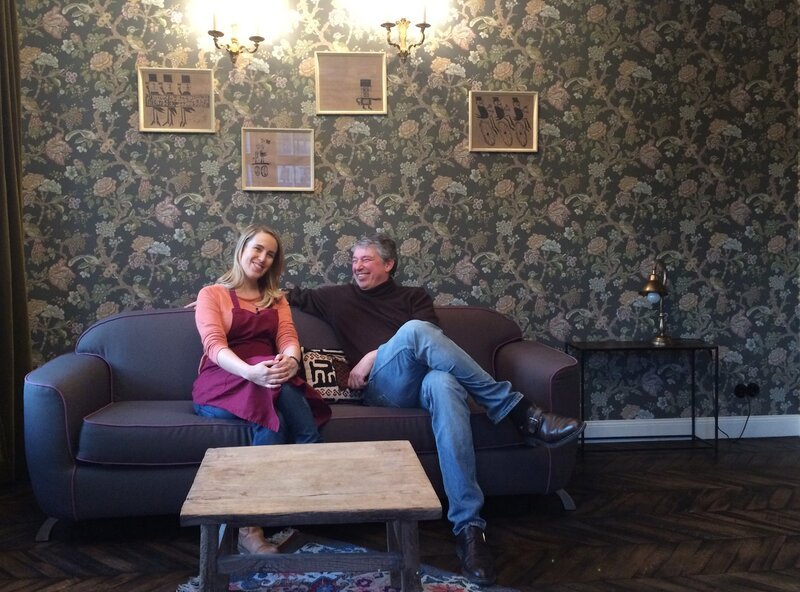 Rebecca Rühl und Rainer Holzhauer in der Suite. – Bild: HR