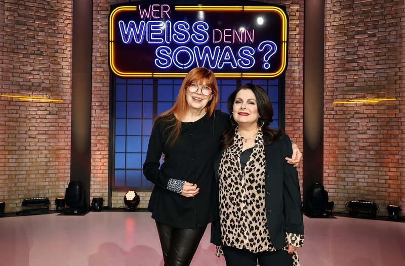Treten bei „Wer weiß denn sowas?“ als Kandidatinnen an: Die Sängerin Katja Ebstein (l.) und die Sängerin Marianne Rosenberg (r.). – Bild: ARD/Morris Mac Matzen Treten bei „Wer weiß denn sowas?“ als Kandidatinnen an: Die Sängerin Katja Ebstein (l.) und die Sängerin Marianne Rosenberg (r.). – Bild: ARD/Morris Mac Matzen