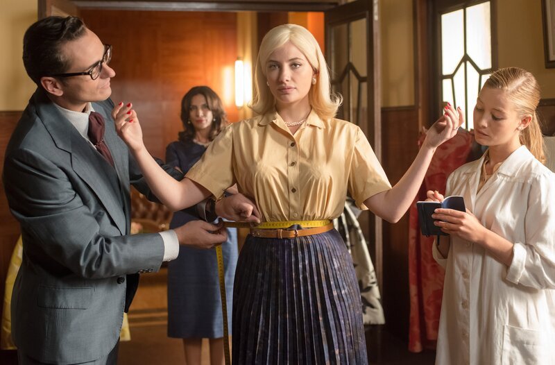 v.l.n.r. Raúl de la Riva (Asier Etxeandía), Patricia Márquez (Miriam Giovanelli) und Lucía Márquez (Charlotte Vega). – Bild: WDR/​Manuel Fernandez-Valdes/​Beta Film GmbH