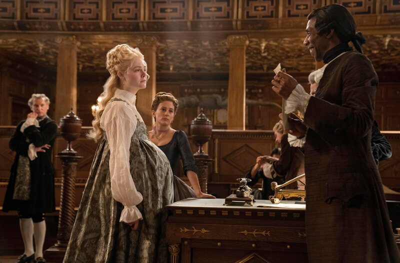 Catherine (Elle Fanning, l.), Marial (Phoebe Fox, r.). – Bild: WDR/​Hulu/​Gareth Gatrell