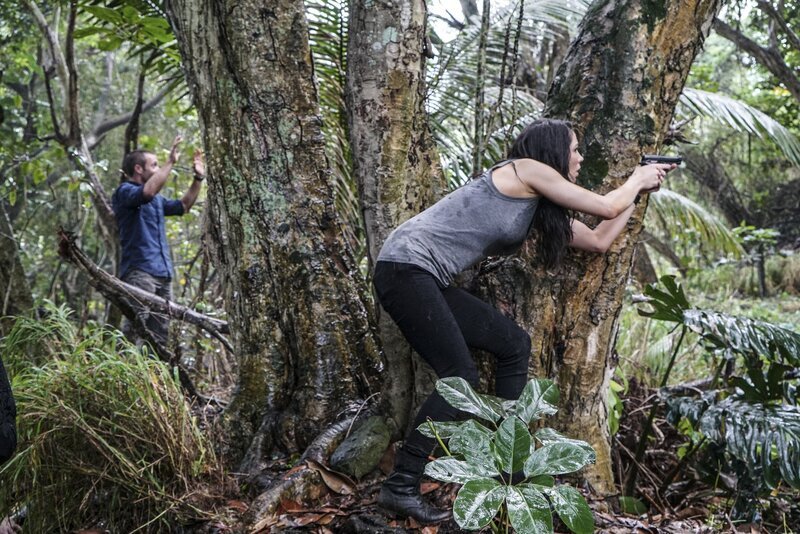 Steve McGarrett (Alex O’Loughlin, l.) schwebt in Lebensgefahr. Kann Lt. Catherine Rollins (Michelle Borth, r.) ihn noch retten? – Bild: 2018 CBS Broadcasting, Inc. All Rights Reserved Lizenzbild frei