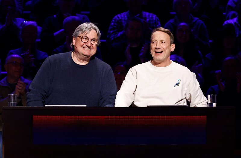 Rateteam-Kapitän Wotan Wilke Möhring (r.) und Filmemacher und Reisereporter Thomas Junker (l.). – Bild: ARD/​NDR/​UFA SHOW & FACTUAL/​Morris Mac Matzen