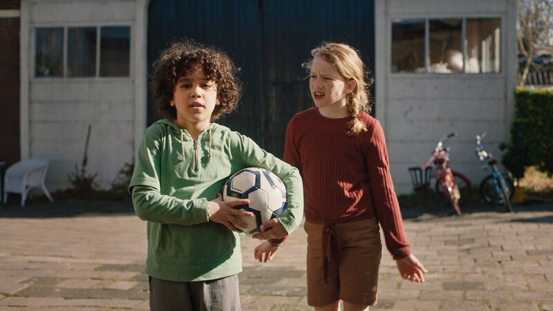Saïd und Anna wollen Ball spielen. – Bild: SWR/​Phanta Basta!/​Indi Film