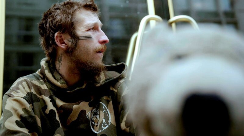 Mike, obdachlos und drogenabhängig. – Bild: HR/​Timeline Film & TV