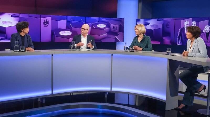 Zu Gast bei Moderatorin Sandra Maischberger: v.l.n.r. Mariam Lau (Politikredakteurin der Zeit), Sven Gösmann (Chefredakteur dpa) und Petra Gerster (langjährige ZDF-heute Moderatorin und Autorin). – Bild: WDR/​Oliver Ziebe