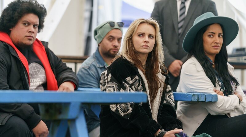 Freund oder Feind (v. li. n. re.): Ricky (Patrick Tafa), Anaru (Scotty Cotter), Lisa (Kim Crossman) und Serena (Renaye Tamati). – Bild: SPP & A3MI/​Matt Klitscher