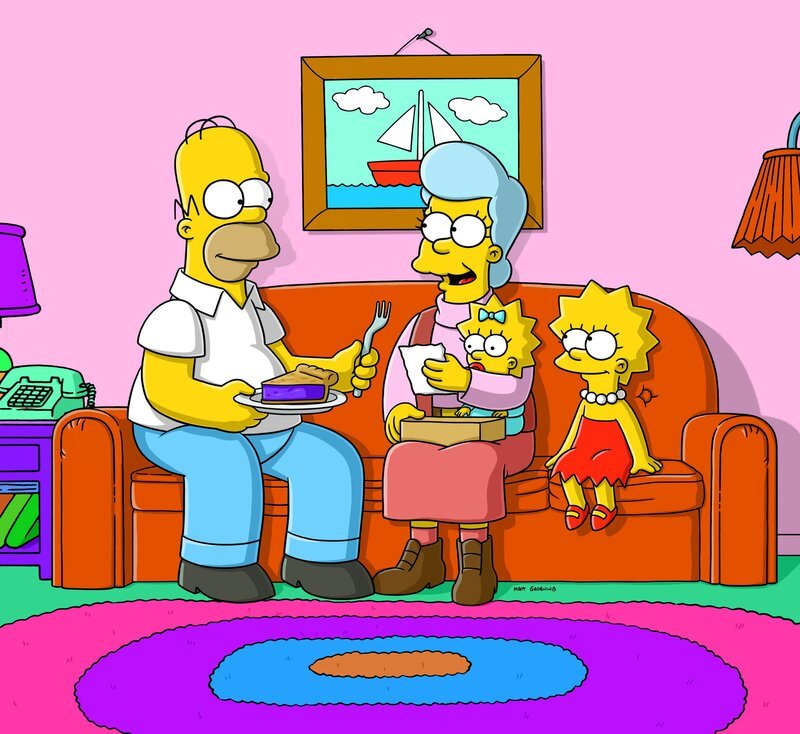 Die Simpsons stellen erschreckend fest, dass jemand in ihr Haus eingebrochen hat. Tatsächlich hat sich nur Homers (l.) Mutter Mona (2.v.l.), die jahrelang verschollen war, ins Haus geschlichen, die überraschend verkündet, von nun an für ihren Sohn und seine Familie da zu sein … – Bild: und TM Twentieth Century Fox Film Corporation – Alle Rechte vorbehalten Lizenzbild frei