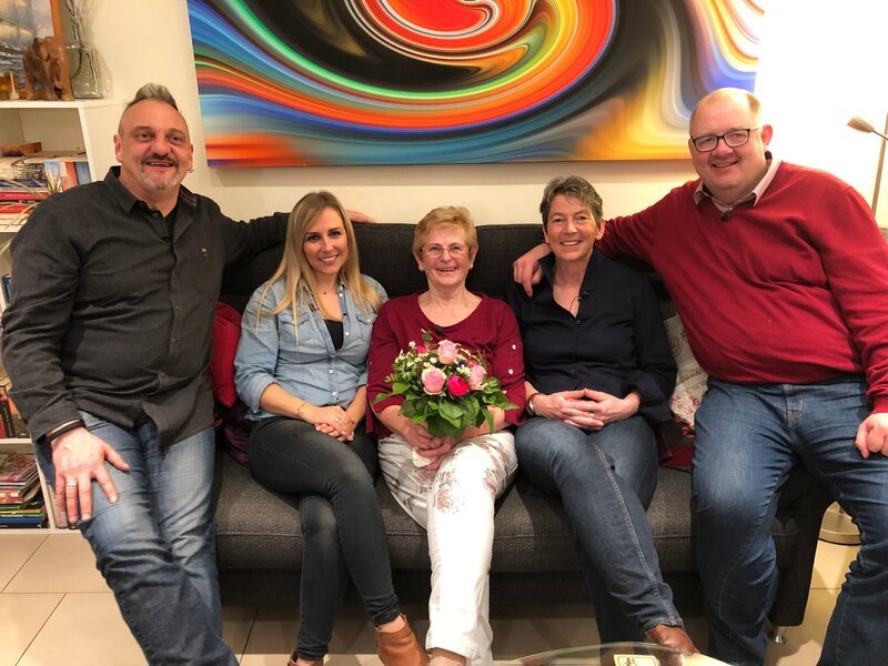 V.l.: Berni, Jana, Gastgeberin Doris, Katja und Markus – Bild: TVNOW /​ ITV Studios