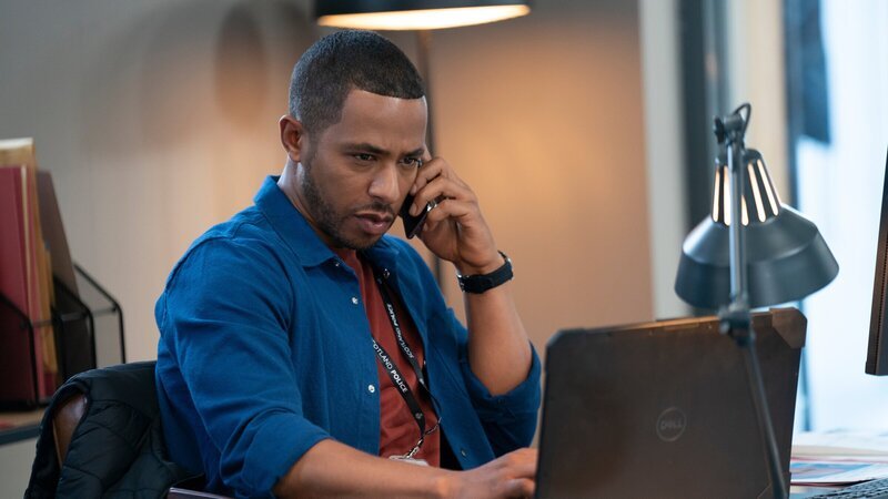 DS Tyrone Clarke (Ukweli Roach) nimmt sich im Büro die Zeit für ein privates Telefongespräch. – Bild: ZDF