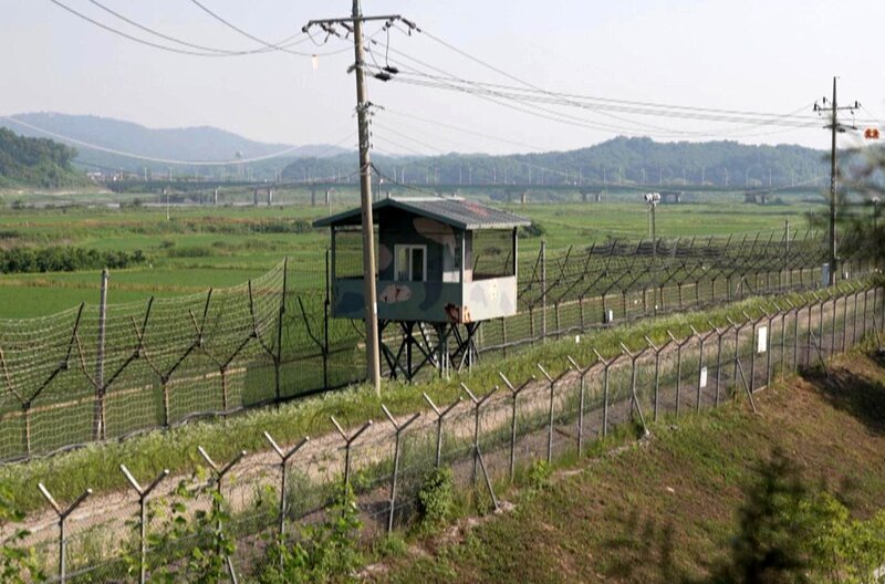Seit 1953 werden Nord- und Südkorea durch eine demilitarisierte Zone mit Stacheldraht und Wachtürmen getrennt. – Bild: Elephant Doc