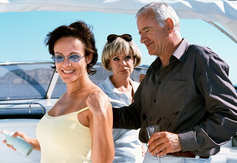 Der Münchner Möbelfabrikant Karl Ravinski (Peter Bongartz) wird von einem mallorquinischen Geschäftspartner auf die Yacht von dessen Freundin Vera (Ingrid van Bergen, Mitte) eingeladen. Auch die Sekretärin Cora Talheim (Sonja Kirchberger, li.) ist mit von der Bootspartie. – Bild: ARD/​Degeto
