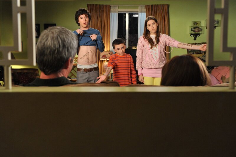 Axl (Charlie McDermott, l.), Brick (Atticus Shaffer, M.) und Sue (Eden Sher, r.) werfen ihren Eltern vor, ihnen nicht genug zu vertrauen und wollen beweisen, dass sie für sich selbst Verantwortung übernehmen können. Doch das wird schwieriger, als gedacht … – Bild: Warner Brothers