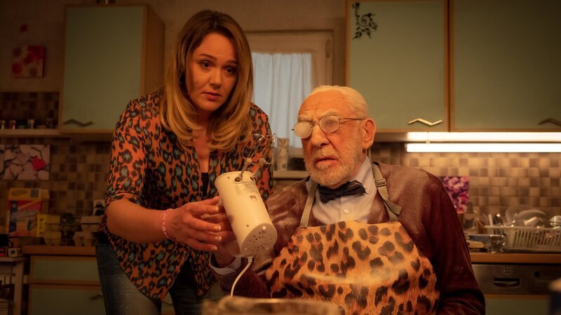 Die Küche gleicht einem Schlachtfeld: Trixie (Alwara Höfels) kommt Hintz (Dieter Hallervorden) zur Hilfe und übernimmt die Backarbeiten. – Bild: ZDF und Conny Klein