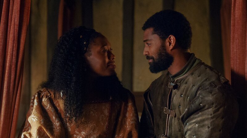 Lina de Cardonnes (l., Stephanie Levi-John) und Oviedo (r., Aaron Cobham). – Bild: WDR/​Starz Entertainment, LLC/​TSP Productions LTD