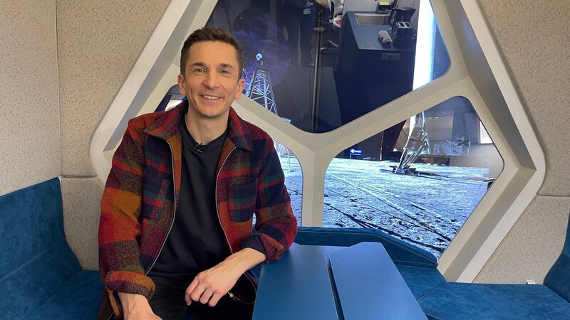 Eric Mayer sitzt im Modell einer zukünftigen Mondstation, in der in ein paar Jahren vielleicht einmal Astronauten auf dem Mond wohnen werden. – Bild: ZDF und Florian Lippke