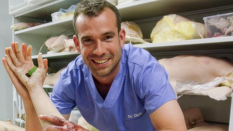 Chris van Tulleken (Dr. Chris). – Bild: ORF/​Serious Kids