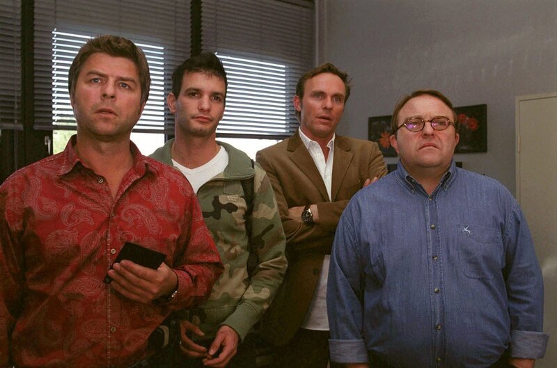 Jupp (Uwe Fellensiek, l.), Gino (Luca Zamperoni, 2.v.l.), Falk (Dirk Martens, 2.v.r.) und Pohl (Gustav-Peter Wöhler, r.) sind überrascht Birgit Losner, die ehemalige Geliebte von Haupt, zu sehen. – Bild: Sat.1 /​ Thekla Ehling