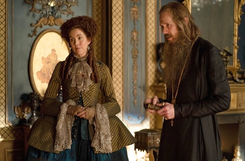 Aunt Elizabeth (Belinda Bromilow, l.), Archbishop (Adam Godley, r.) – Bild: WDR/​Hulu/​Gareth Gatrell