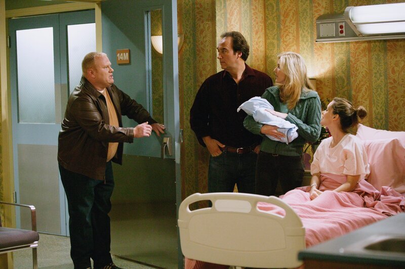 L-R: Andy (Larry Joe Campbell), Jim Belushi (Jim), Kimberly Williams-Paisley (Dana). – Bild: Disney /​ © 2013 The Walt Disney Company Germany