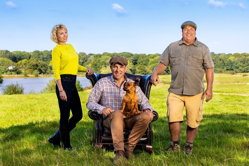 L-R: Emma Ford, Vinnie Jones, Pip und Paul Worby – Bild: SBS Discovery Media