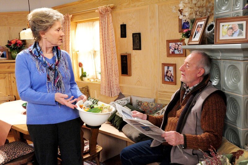 Hildegard (Antje Hagen, l.) möchte für ihren fleissigen Handwerker Alfons (Sepp Schauer, r.) etwas kochen. – Bild: ARD/​Ann Paur