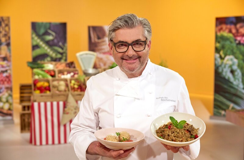 Hans-Jörg Bachmeier kocht im Studio. – Bild: BR/​Martina Bogdahn