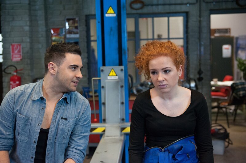 Easy (Lars Steinhöfel) sucht instinktiv Joes (Sarah Hannemann) Nähe, doch diese ist hin- und hergerissen, ob sie sich wieder darauf einlassen will. – Bild: RTL