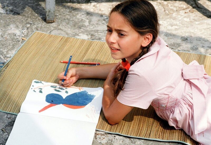 Noch ist die Welt für die junge Christine (Maral Schäfer) in Ordnung. – Bild: DMB /​ ARD/​Degeto