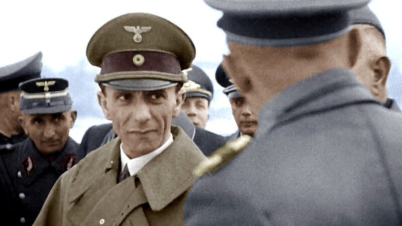 An der Front: Goebbels überzeugt sich persönlich von den Geschehnissen an der Ostfront. – Bild: ORF/​ZDF/​Bundesarchiv