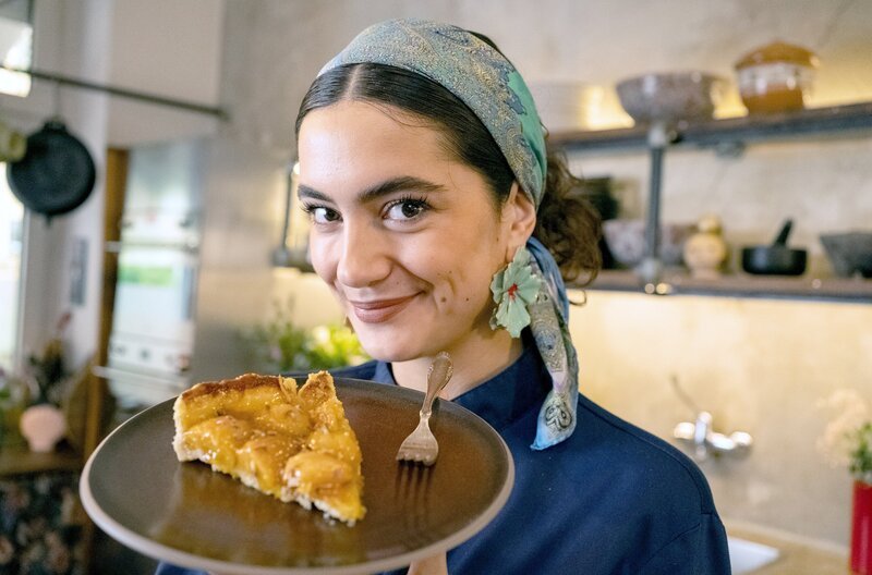 Ein Stück Aprikosen-Tarte gefällig? Lucie verrät das Rezept ihrer Großmutter: saftig, süß und voller Geschichte – wie die Steinfrüchte selbst. – Bild: Benjamin Wistorf