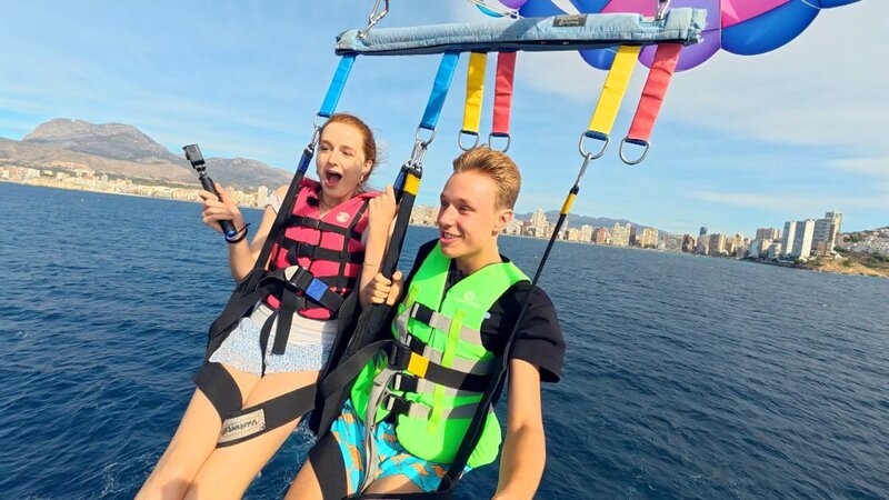 Für „Die Mixed-WG“ geht es zum Parasailing. – Bild: ZDF/​E+U TV
