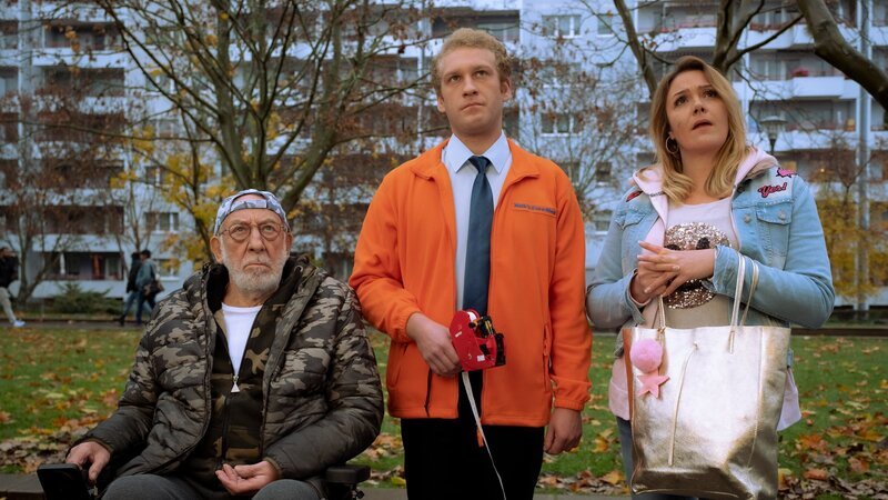 Ein-Euro-Maik (Johannes Hallervorden, M.) präsentiert Trixie (Alwara Höfels, r.) und Hintz (Dieter Hallervorden, l.) stolz sein neues Ladenschild. Hintz ist, wie immer, skeptisch. – Bild: ZDF and Conny Klein