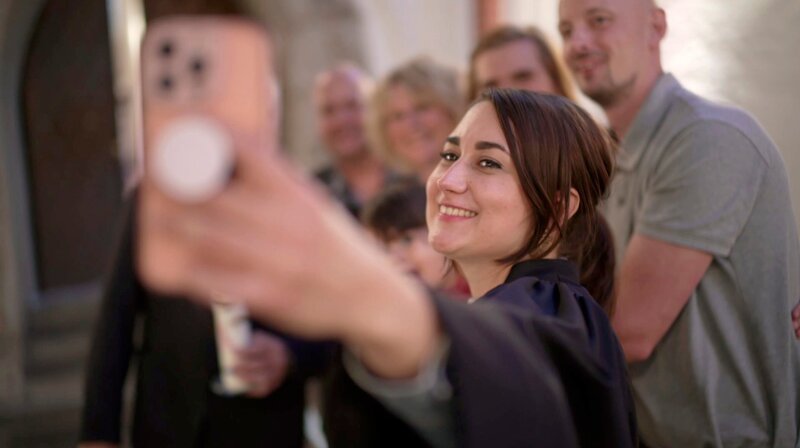 In ihrer Gemeinde entwickelt Rebecca Assif neue, niedrigschwellige Angebote, sucht den direkten Kontakt zu Menschen im Stadtteil und versucht, traditionelle Strukturen aufzubrechen. – Bild: NDR /​ NDR Presse und Information