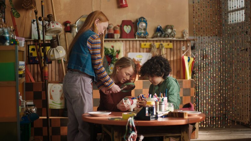 Mit Floris Lupe können Saïd und Anna das zerbrochene Sparschwein wieder reparieren. – Bild: SWR/​Phanta Basta!/​Indi Film