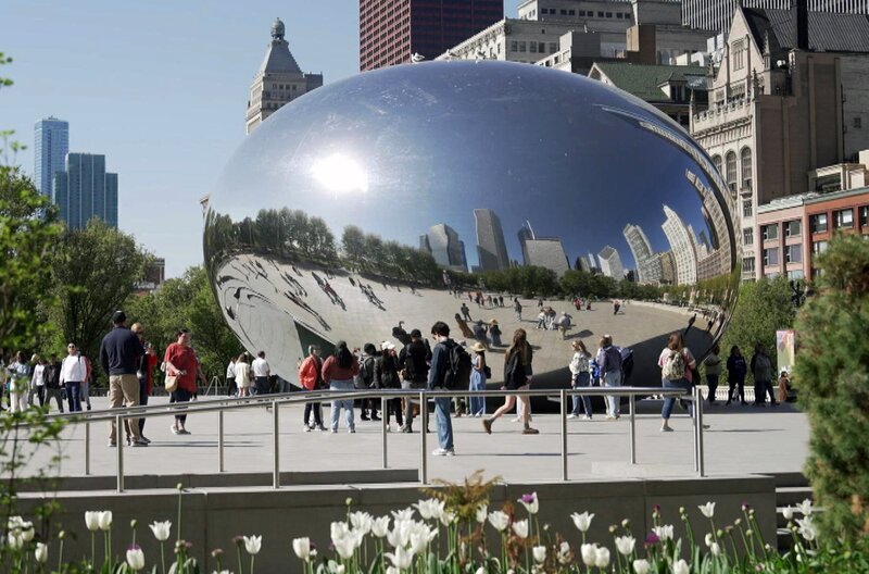 Das „Cloud Gate“ – eine riesige Spiegelskulptur, die aufgrund ihrer Form den Spitznamen „The Bean“ erhielt – zählt zu den beliebtesten Touristenattraktionen in Chicago. – Bild: Elephant Doc
