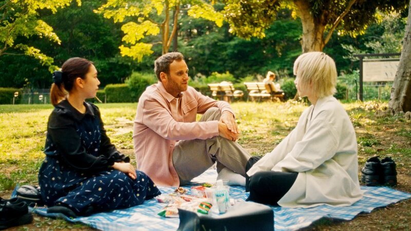 In Tokyo lässt sich Leon (M.) alles über die „Rental Boyfriends“ erzählen. – Bild: ZDF