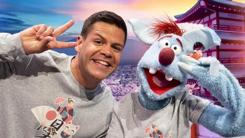 Simón soll als Reiseführer die ganze Zeit lächeln. – Bild: SUPER RTL