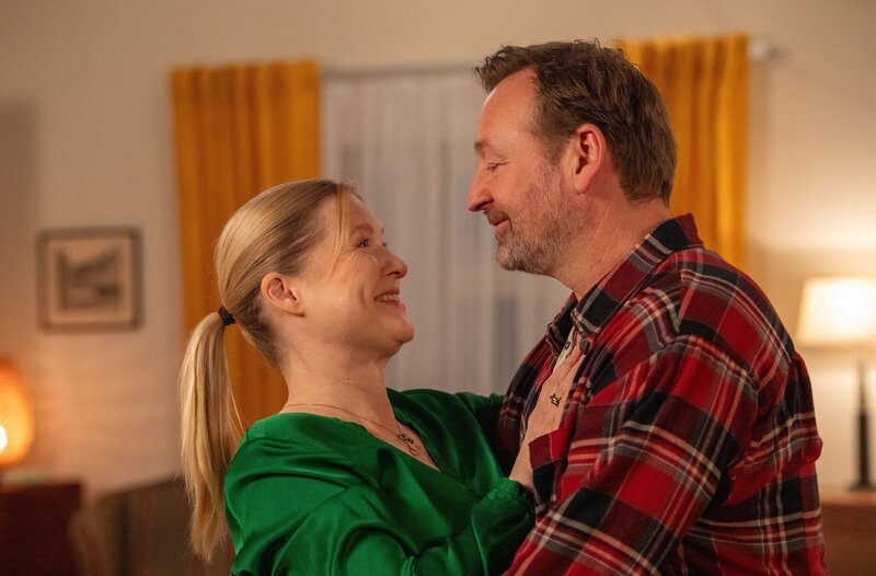 Gregor (Holger Matthias Wilhelm) und Vera (Sybille Waury) freuen sich auf ihr gemeinsames Zusammenwohnen und wollen das Thema „Umleitung“ vorerst ausblenden. – Bild: BR/​Ewa Wiese