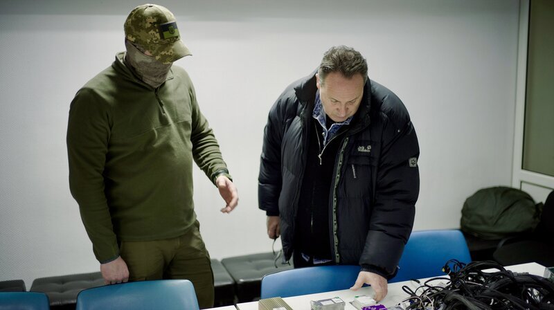 Beim ukrainischen Militärgeheimdienst zeigt man dem ARD-Team das Innenleben russischer Drohnen und Raketen. – Bild: NDR